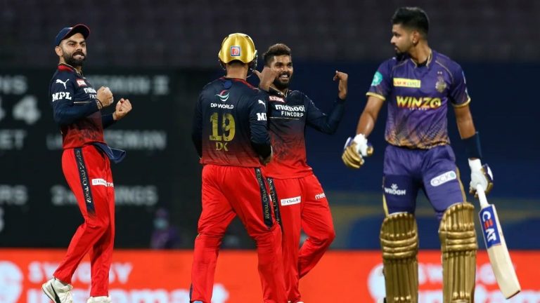 රෝයල් චැලෙන්ජර්ස් බැංගලෝර් (RCB) විසින් කොල්කටා නයිට් රයිඩර්ස් (KKR) කණ්ඩායම ඊයේ කඩුළු 3ක ජයක් වාර්තා කිරීමට සමත් විය.