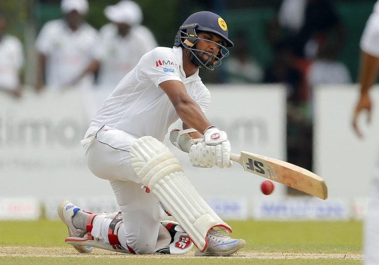 චන්දිමාල්ගේ පිතිහරඹයෙන් ශ්‍රී ලංකා ඉනිම ගොඩනැඟෙයි..