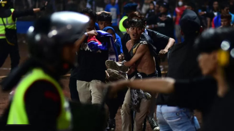 129ක් මරු තුරුලට රැගෙන ගිය ඉන්දුනීසියානු පාපන්දු තරගය-Soccer stadium crush in Indonesia leaves 125 dead