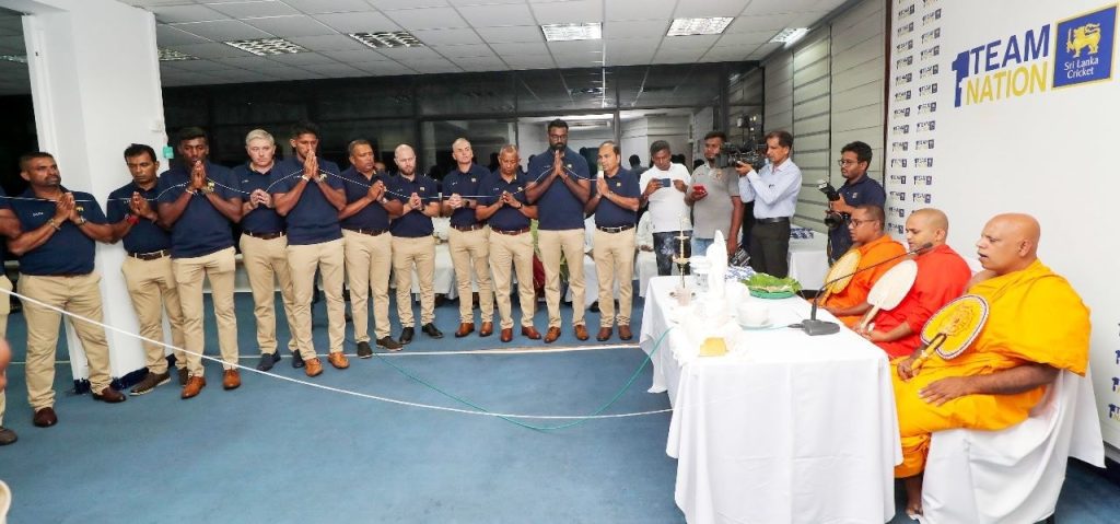 ලෝක ටෙස්ට් කිරුලේ තීරණාත්මක සටනකට ශ්‍රී ලංකා කන්ඩායම නවසීලන්තයට.Sri Lanka Test squad led by Dimuth Karunaratne left the island for New Zealand to take part in the 2-match Test series.