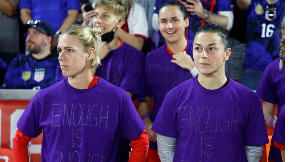 දම් පැහැගැන්වූ කැනේඩියානු පාපන්දු  ක්‍රීඩිකාවෝ -Canada women's soccer players wear 'Enough is Enough' shirts to protest federation in game against the USWNT