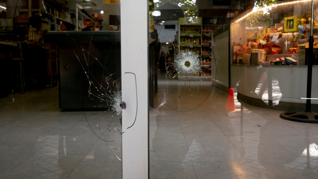 වෙඩි ප්‍රහාර සමඟින්  Messiට අනතුරු ඇඟවීමක්..! -Gunmen threaten Messi,shoot up family-owned supermarket.