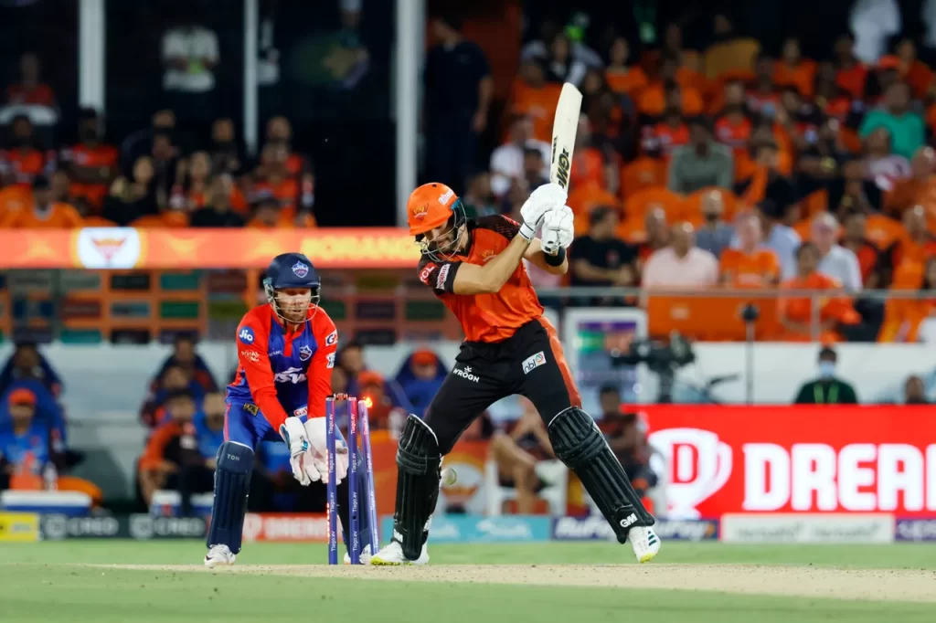Delhi Capitals  තරඟාවලියේ දෙවන ජයග්‍රහණය වාර්තා කරයි.! Impact Player Mukesh stars in final over as Delhi Capitals defeat Sunrisers by 7 runs