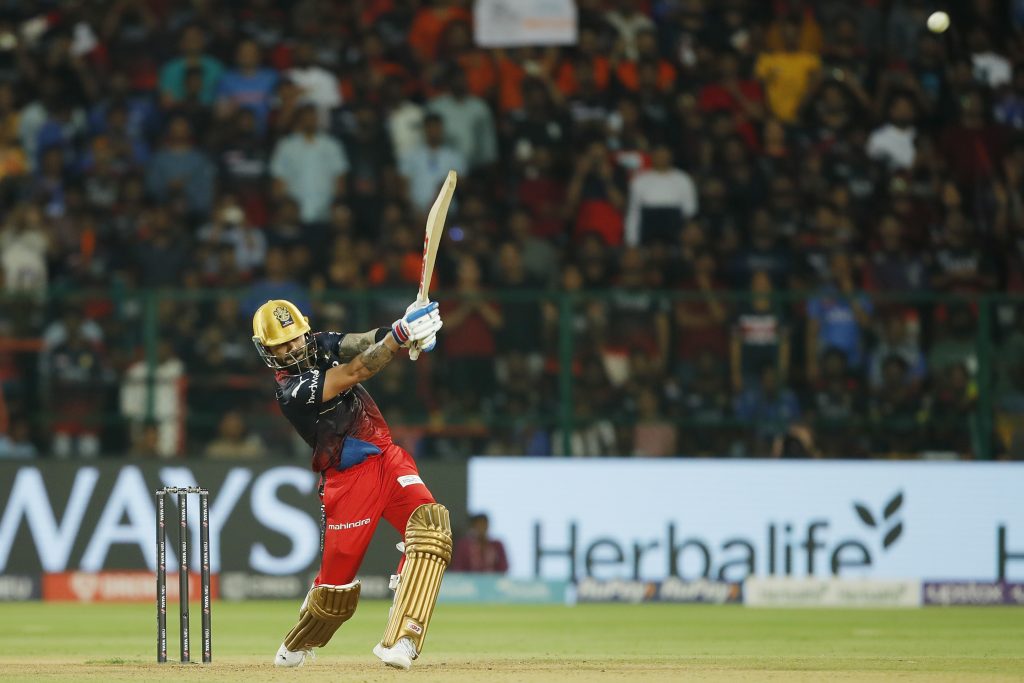 Kohli සහ Faf ගේ සහයෙන් MIපරදා RCB IPLමාවතේ ඉදිරියට - Kohli and Du Plessis dominate Mumbai Indians as RCB make flying IPL start
