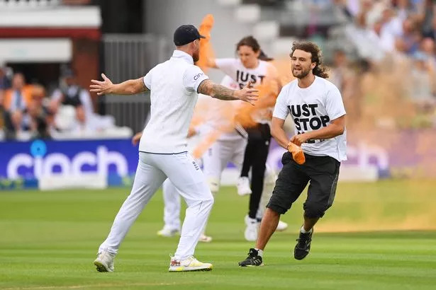 JUST STOP OIL ලෝඩ්ස් ක්‍රීඩාංගණයේ පිස්සු නටයි -Just Stop Oil protest disrupts Ashes cricket in lord's ground
