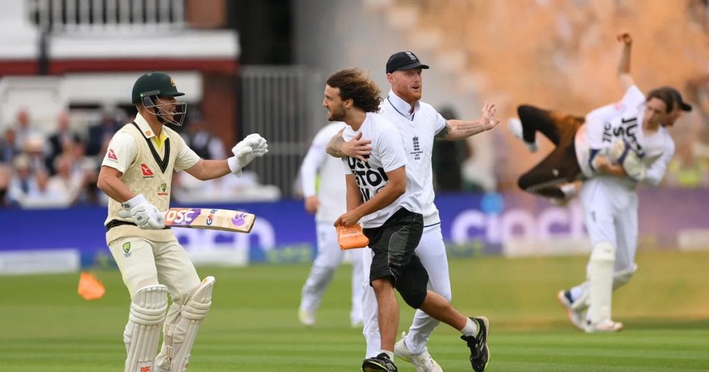 JUST STOP OIL ලෝඩ්ස් ක්‍රීඩාංගණයේ පිස්සු නටයි -Just Stop Oil protest disrupts Ashes cricket in lord's ground