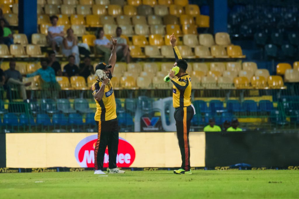 ශම්සි සීක්කුගේ හා ලහිරු හමුවේ Colombo Strikers අසරණ වෙයි - Shamsi, Croospulle take Galle Titans to the play-offs