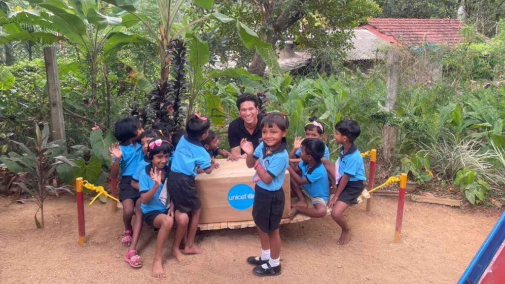ක්‍රිකට් දෙවියන් SACHIN TENDULKAR, කෑගල්ලෙ ලමුන් සමග - Sachin Tendulkar teams up with Sri Lanka’s children