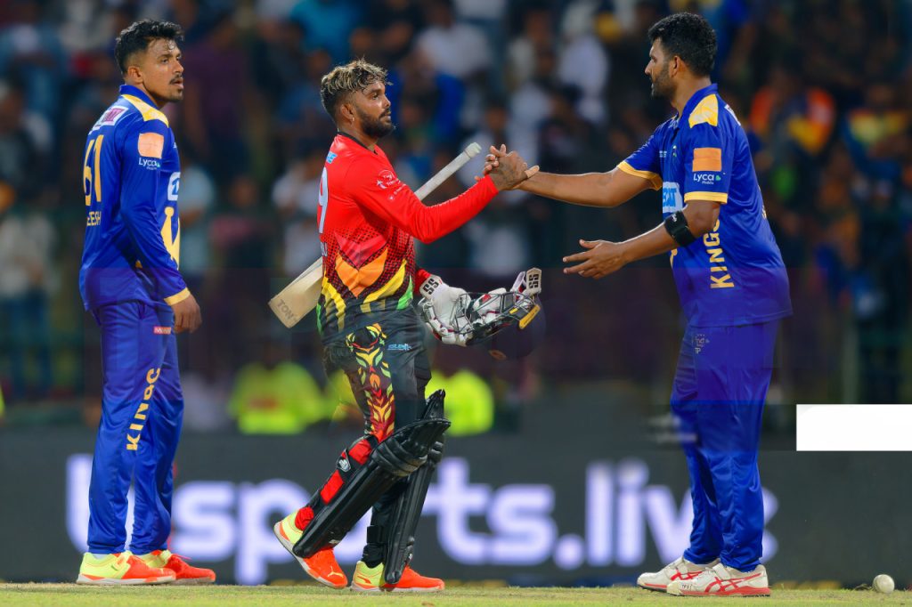 කඩුලු 3යි අර්ධ ශතකයයි වනිඳු Jaffna Kings දණ ගස්වයි ! - Vanindu Hasaranga knocks down Jaffna Kings with 3 wickets & half century !