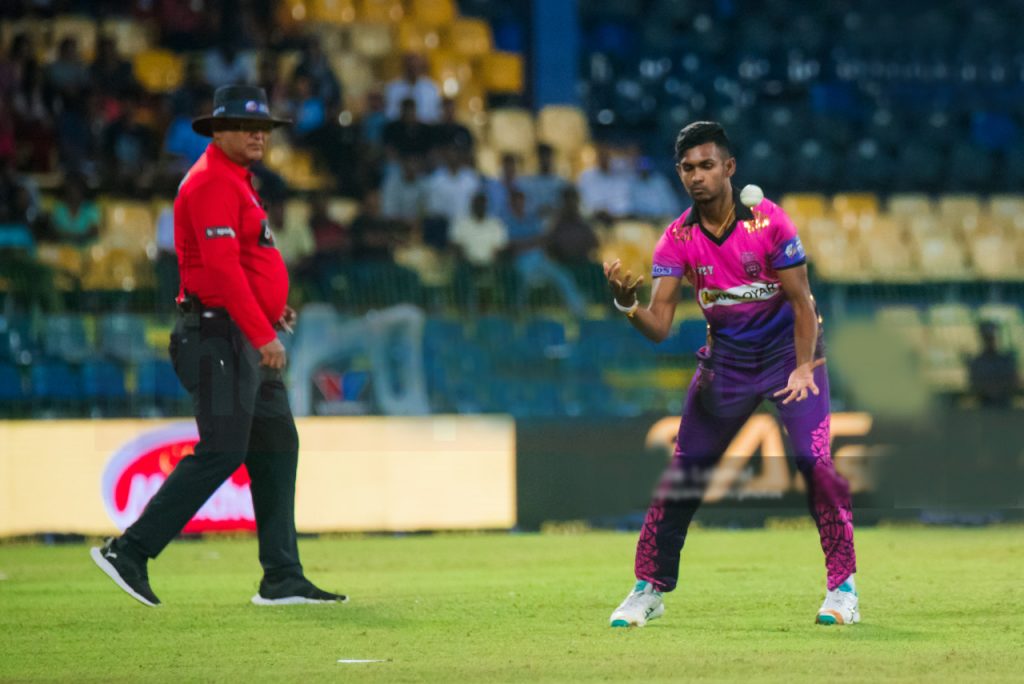 ශම්සි සීක්කුගේ හා ලහිරු හමුවේ Colombo Strikers අසරණ වෙයි - Shamsi, Croospulle take Galle Titans to the play-offs