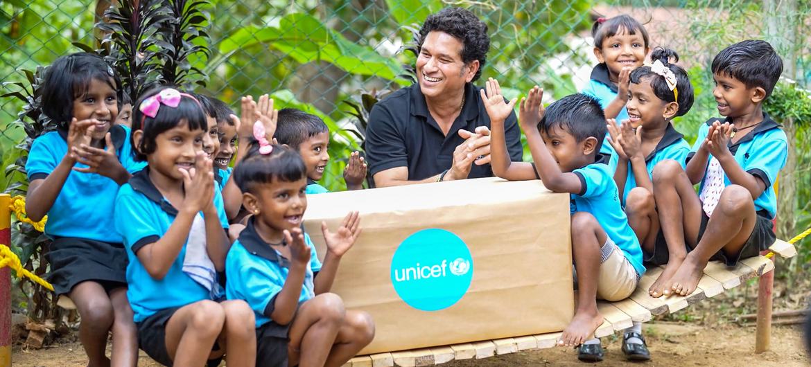 ක්‍රිකට් දෙවියන් SACHIN TENDULKAR, කෑගල්ලෙ ලමුන් සමග - Sachin Tendulkar teams up with Sri Lanka’s children