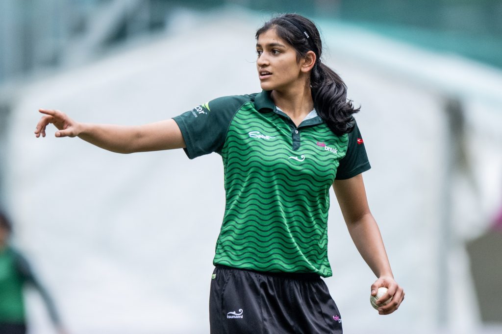 වයස අවුරුදු 17තට ලොකු වැඩ කරන Mahika Gaur - 17-year-old cricket queen