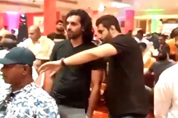 පකිස්ථාන කණ්ඩායමේ කළමණාකරුවන් කොළඹ කැසිනෝ ශාලාවක - Pakistan team managers at a casino in Colombo