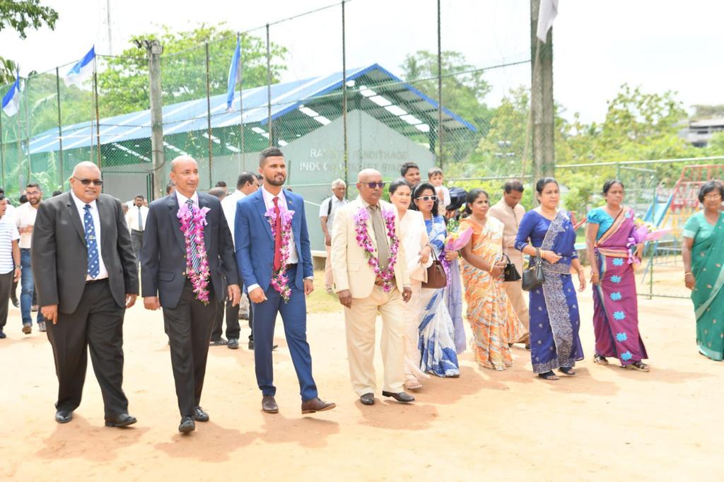 ධර්මාශෝක විද්‍යාලයට දිනේෂ් චන්දිමාල් කලගුණ සලකයි. Chandimal opens Indoor Cricket Stadium at Dharmasoka