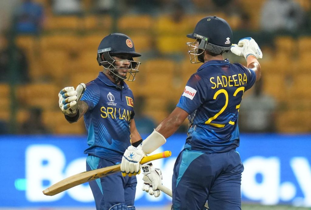 සිංහ බලඇනිය හමුවේ ලෝක ශූරයන් අසරණ වෙයි-Sri Lanka thump England to keep World Cup hopes alive