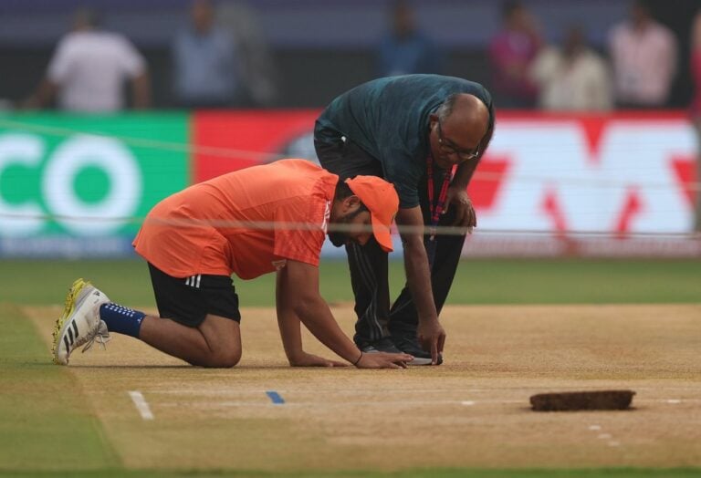 අවසන් පූර්ව තරඟයට  පෙර ඉන්දියාව තණතීරුව මාරු කරයි! - India change the wankade pitch before the semi-final starts!