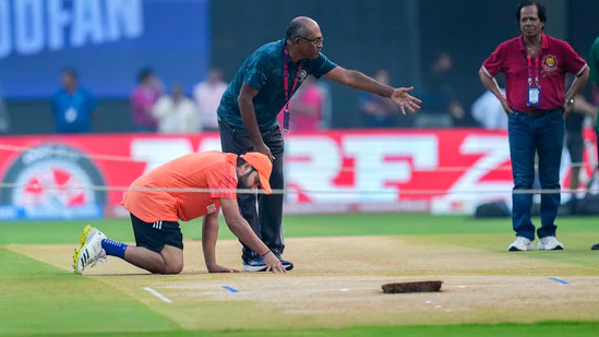 අවසන් පූර්ව තරඟයට  පෙර ඉන්දියාව තණතීරුව මාරු කරයි! - India change the wankade pitch before the semi-final starts!