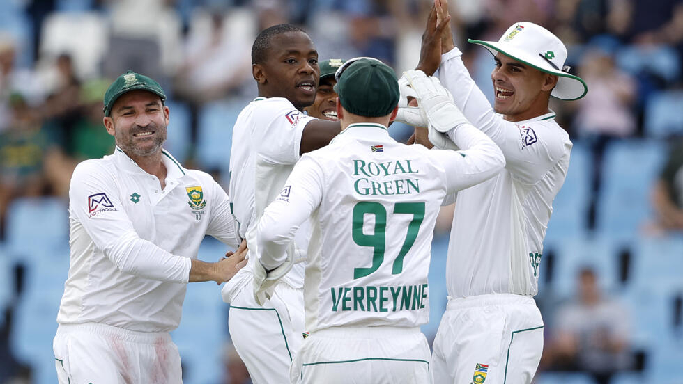 රබාඩා පලමු දවසේම ඉන්දියාව අමාරුවේ දමයි-Rabada takes five wickets as South Africa edge first day against India.