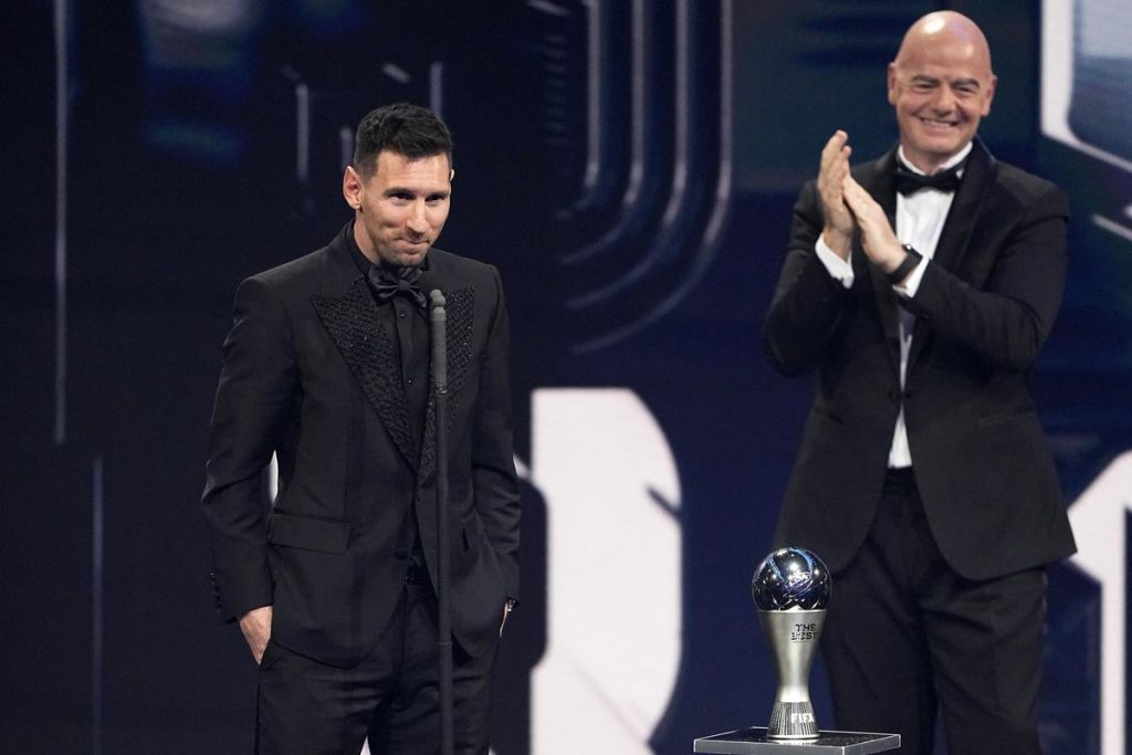 මෙසී නැවතත් වසරේ පාපන්දු ක්‍රීඩකයා බවට පත් වෙයි! - Messi becomes the football player of the year again!