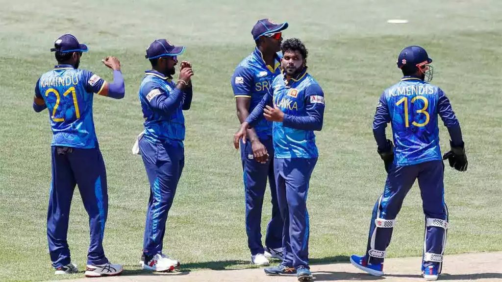 SLC මත්පැන් සාදයේ චෝදනාව පදනම් විරහිතයි “- සුරතලුන් සුරකින්නට බලධාරීන් සිට ගනී ! SLC denies report of drinking party inside team hotel during recent T20 World Cup 2024