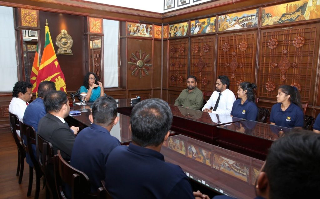 ජාතික කැරම් කණ්ඩායමට අග්‍රාමාත්‍යවරියගෙන් සුබ පැතුම්,අනුග්‍රහය SLC වෙතින්-National Carrom Team sponsored by SLC.