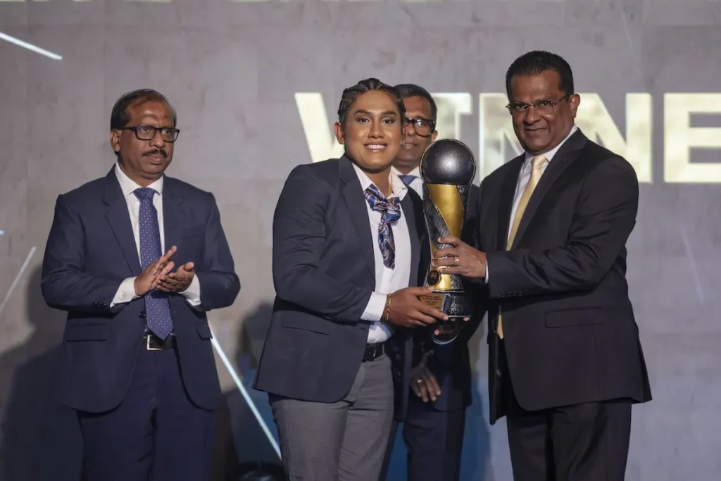 කමිඳු සහ චමරී ශ්රී ලංකා ක්රිකට් වසරේ ක්රීඩකයා/ක්රීඩිකාව සම්මාන වලින් පිදුම් ලබයි-Kamindu and Chamari win Sri Lanka Cricket Player of the Year awards