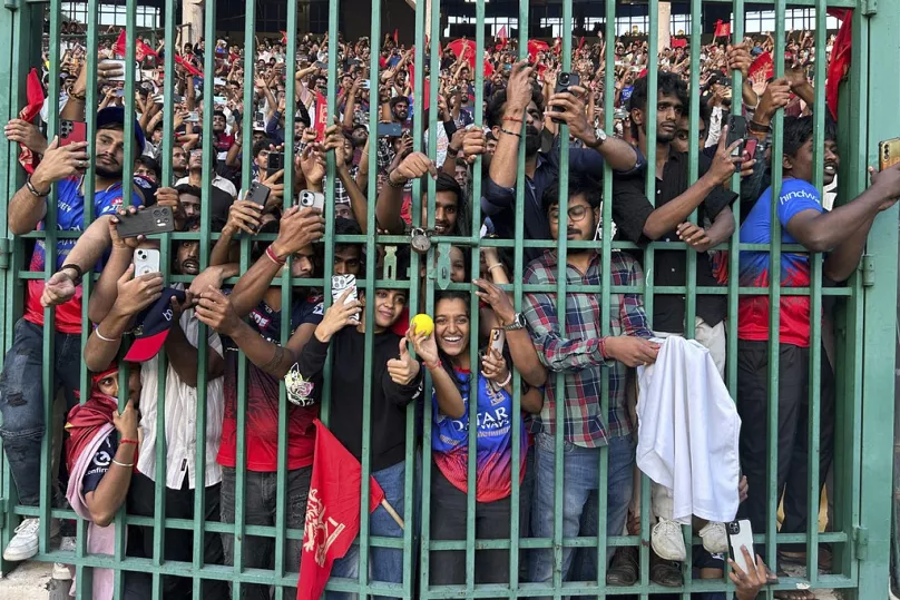 මුලු ඉන්දියාවම නිහඩ කළ  RCB ජයග්‍රහනය, ජය සමරන්න ආ 11ක් මරු තුරුලට.-At least 11 dead in stampede outside cricket stadium in southern India