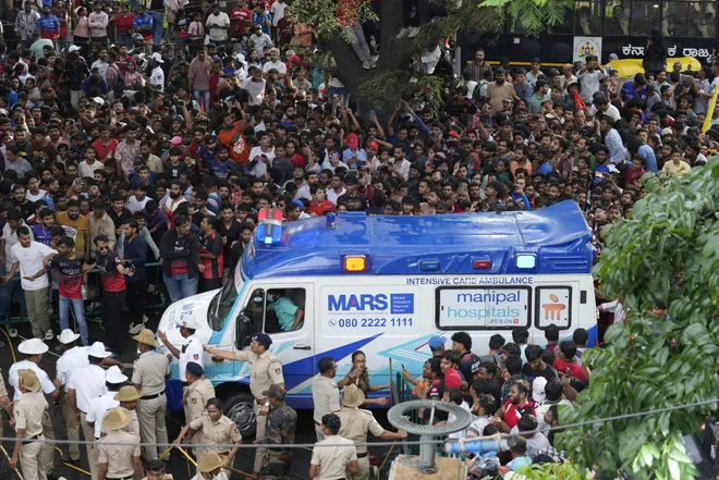 මුලු ඉන්දියාවම නිහඩ කළ  RCB ජයග්‍රහනය, ජය සමරන්න ආ 11ක් මරු තුරුලට.-At least 11 dead in stampede outside cricket stadium in southern India