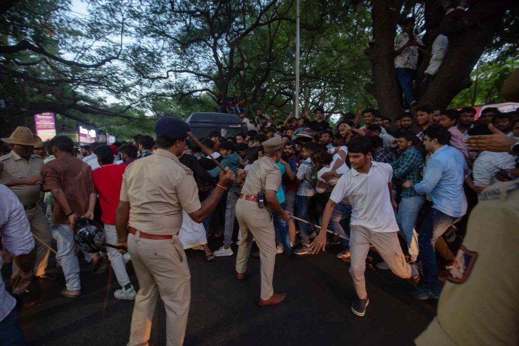 මුලු ඉන්දියාවම නිහඩ කළ  RCB ජයග්‍රහනය, ජය සමරන්න ආ 11ක් මරු තුරුලට.-At least 11 dead in stampede outside cricket stadium in southern India