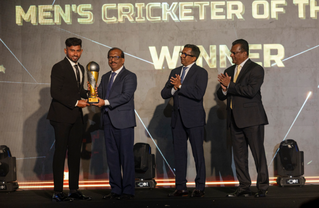කමිඳු සහ චමරී ශ්රී ලංකා ක්රිකට් වසරේ ක්රීඩකයා/ක්රීඩිකාව සම්මාන වලින් පිදුම් ලබයි-Kamindu and Chamari win Sri Lanka Cricket Player of the Year awards