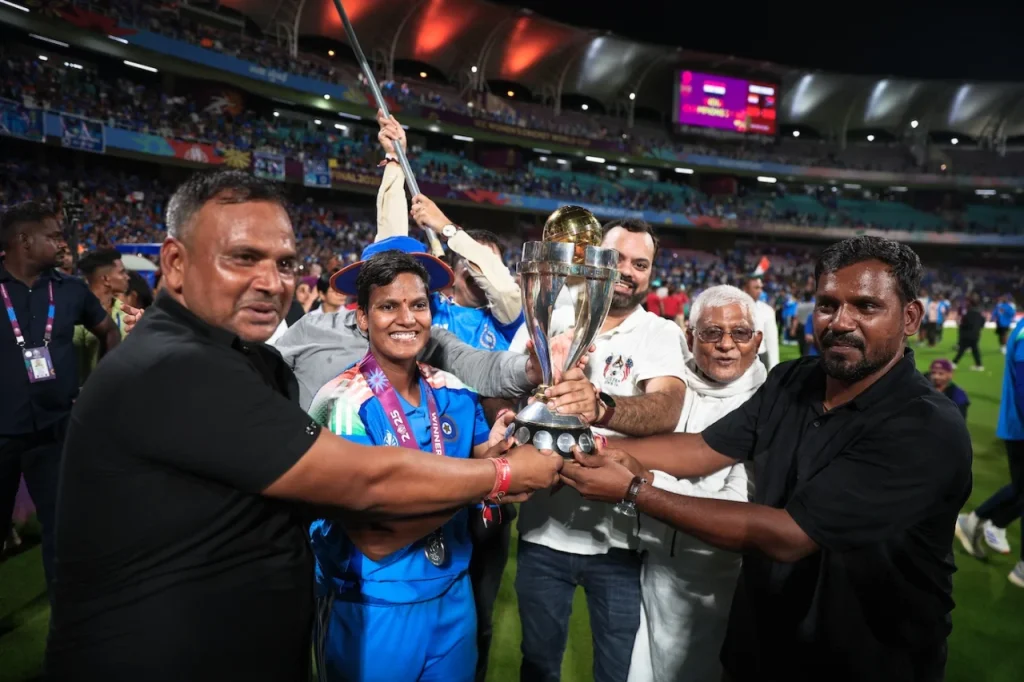 ඉන්දියාව ඓතිහාසික පළමු ICC කාන්තා ක්‍රිකට් ලෝක කුසලානය දිනා ගනී!