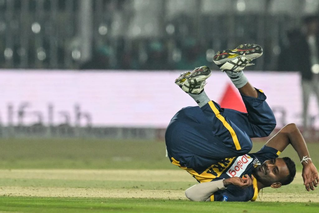 රාවල්පින්ඩි හි තියුණු සටනකින් පසු ශ්රී ලංකාව පරාජය කිරීමට පාකිස්තානය සමත් විය.