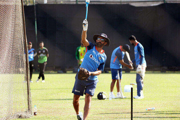 ශ්‍රී ලංකා කණ්ඩායමට බැටිං කියලාදෙන්න ඉන්දියාවෙන් වික්‍රම් රතෝර් දිවයිනට!