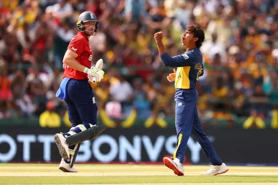 ශ්රී ලංකා සිංහ පැටව් ජයග්රහනය බන්දේසියේ තබා එංගලන්තයට පූජා කරයි!