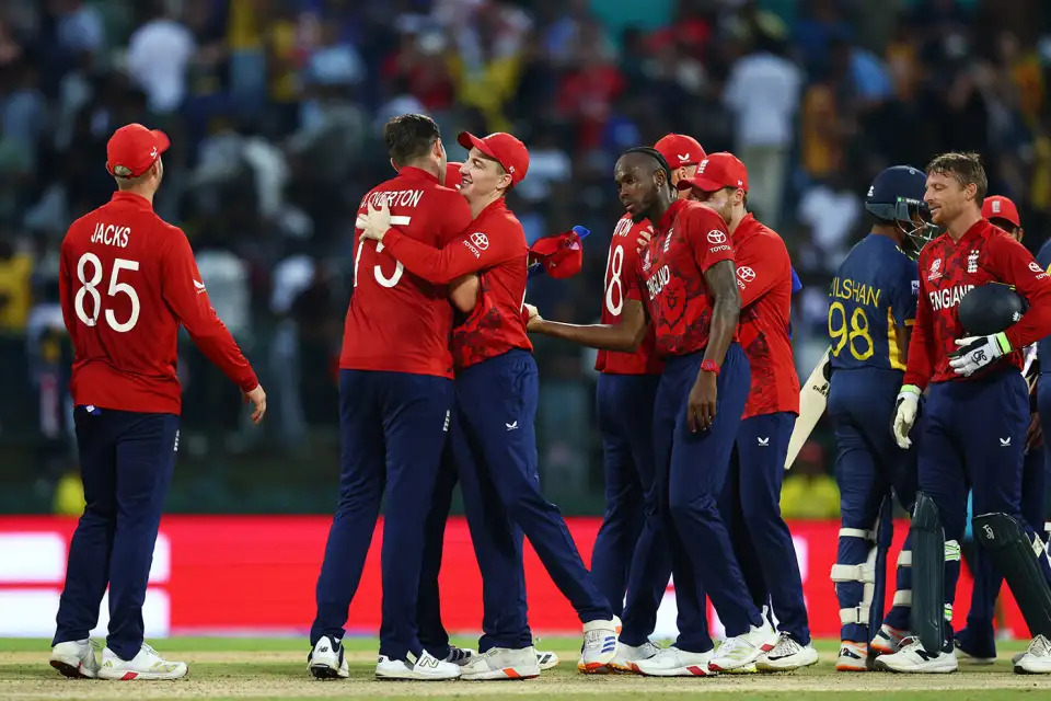 ශ්රී ලංකා සිංහ පැටව් ජයග්රහනය බන්දේසියේ තබා එංගලන්තයට පූජා කරයි!